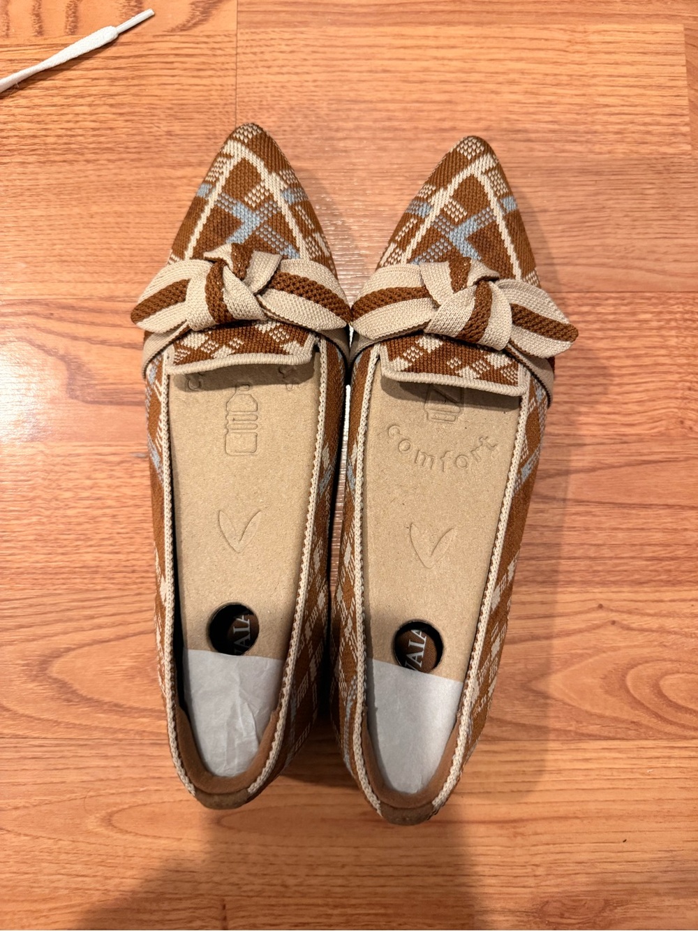Pointed Bow Knit Flats in Tan and Cream